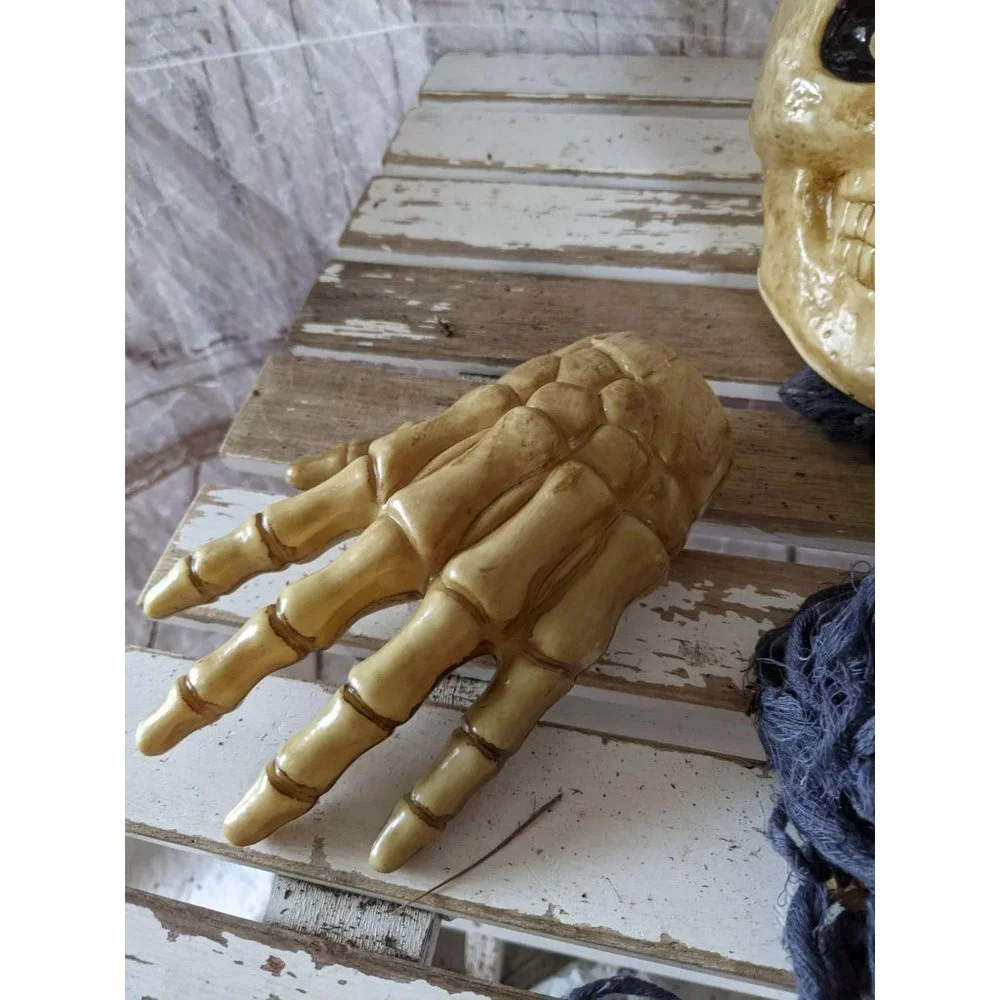 Skull‎ skeleton head hands ground breaker lawn deco